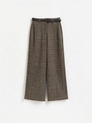 Szerokie spodnie z paskiem - brązowy. Brązowe spodnie materiałowe damskie Reserved, bez wzorów, z dzianiny. Za 139.99 zł.