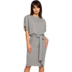 Sukienka w kolorze szarym. Szare sukienki damskie Be Wear, xl, bez wzorów, bez kołnierzyka, bez ramiączek, midi. Za 149.95 zł.