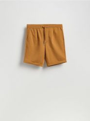 Szorty regular fit - bursztynowy. Pomarańczowe szorty męskie Reserved, z dzianiny, bez kołnierzyka. Za 99.99 zł.