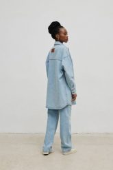 Koszula MIDI o kroju oversize w kolorze CLASSIC BLUE JEANS - MINDY-M/L. Niebieskie koszule damskie Marsala, l, bez wzorów, z denimu, biznesowe, bez kołnierzyka, bez ramiączek. Za 499.90 zł.