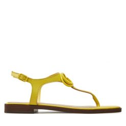Sandały Guess. Żółte sandały damskie Guess, z aplikacjami, bez obcasa, na płaskiej podeszwie. Za 379.99 zł.
