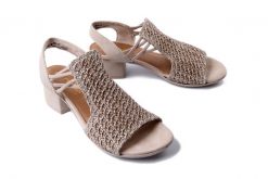 RIEKER 64962-60 beige, sandały damskie. Brązowe sandały damskie Rieker, bez wzorów, ze skóry ekologicznej, bez obcasa, na obcasie. Za 239.93 zł.