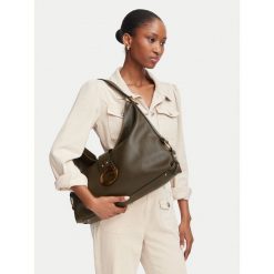 Torebka Guess. Czarne torebki klasyczne damskie Guess, z aplikacjami, bez dodatków. Za 294.99 zł.
