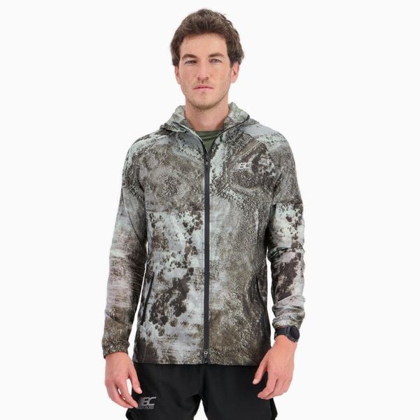 Męska kurtka przeciwwiatrowa do biegania w terenie TERRARUN WINDBREAKER. Zielone kurtki treningowe męskie BODYCROSS, m, bez wzorów, z materiału, do biegania. Za 739.99 zł.