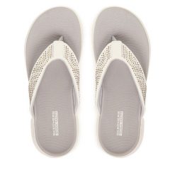 Japonki Skechers. Białe klapki damskie Skechers, bez wzorów, bez obcasa. Za 199.99 zł.