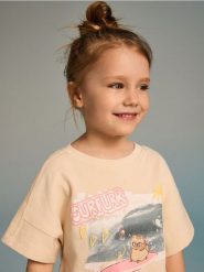 T-shirt z wypukłym nadrukiem - beżowy. Brązowe koszulki dziewczęce Reserved, m, bez wzorów, z bawełny, bez ramiączek. W wyprzedaży za 17.99 zł.