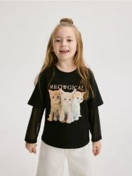 Koszulka z nadrukiem - czarny. Czarne koszulki dziewczęce Reserved, bez wzorów, z bawełny, bez ramiączek. W wyprzedaży za 35.99 zł.