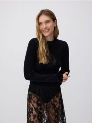 Sweter w prążek z haftem - czarny. Czarne swetry klasyczne damskie Reserved, l, z dzianiny, bez kołnierzyka. W wyprzedaży za 99.99 zł.