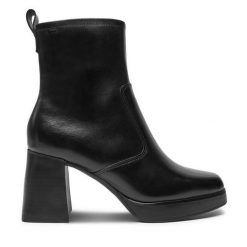 Botki Tamaris. Czarne botki damskie Tamaris, bez obcasa, na słupku, bez zapięcia. Za 439.99 zł.