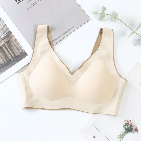 Bezszwowy biustonosz z miękkim wypełnieniem na co dzień i okazje Kyong. Zielone biustonosze Intica, bez wzorów. W wyprzedaży za 79.00 zł.