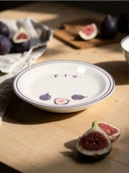 Talerz ceramiczny z nadrukiem figi - fioletowy. Fioletowe figi damskie Sinsay, bez wzorów. Za 19.99 zł.