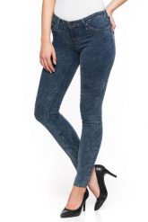 SPODNIE DAMSKIE LEE TOXEY MARBLE BLUE L527AQAS. Niebieskie spodnie materiałowe damskie Lee, bez wzorów, z jeansu, z obniżonym stanem. W wyprzedaży za 79.99 zł.