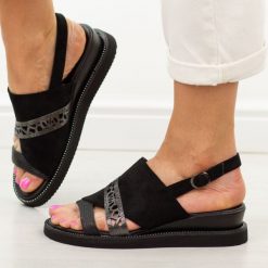 Czarne zamszowe sandały damskie na koturnie Jezzi 2267-13. Czarne sandały damskie Jezzi, bez wzorów, z zamszu, bez obcasa, na koturnie. W wyprzedaży za 166.32 zł.