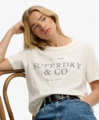 Superdry Luxe Casual Relaxed T-Shirt z 100% bawełny – luźny krój. Białe t-shirty damskie Superdry., z aplikacjami, z bawełny, bez kołnierzyka. Za 196.15 zł.
