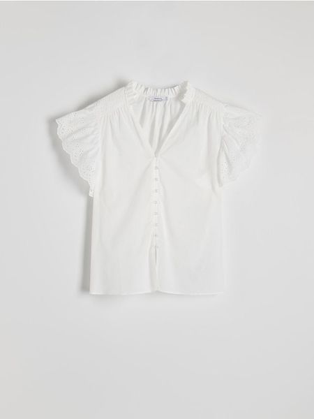 Bawełniana koszula z ażurowym haftem - biały. Białe koszule damskie Reserved, l, w ażurowe wzory, z bawełny, bez kołnierzyka, bez ramiączek. W wyprzedaży za 49.99 zł.