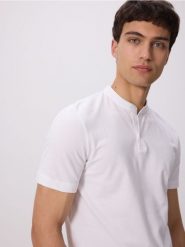 Koszulka polo regular ze stójką - biały. Białe koszulki polo męskie Reserved, l, bez wzorów, z bawełny, bez ramiączek. Za 69.99 zł.