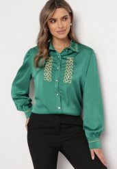 Zielona Satynowa Koszula z Kołnierzykiem Ozdobiona Cyrkoniami i Perełkami Classa. Zielone koszule damskie Born2be, m, bez wzorów, z jeansu, eleganckie, bez kołnierzyka, bez ramiączek. Za 59.99 zł.
