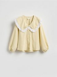 Koszula z ozdobnym kołnierzem - wielobarwny. Koszule damskie Reserved, l, bez wzorów, z lyocellu, bez kołnierzyka, bez ramiączek. Za 179.99 zł.