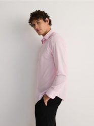Bawełniana koszula slim fit - pastelowy róż. Czerwone koszule męskie Reserved, l, bez wzorów, z bawełny, bez kołnierzyka, bez ramiączek. W wyprzedaży za 109.99 zł.