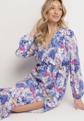 Niebieska Rozkloszowana Sukienka w Kwiaty z Dekoltem w Serek i Gumką w Talii Janitra. Niebieskie sukienki damskie Born2be, na co dzień, bez wzorów, eleganckie, bez kołnierzyka, bez ramiączek, midi, kopertowe. W wyprzedaży za 95.99 zł.