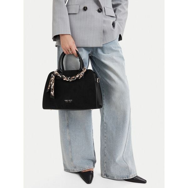 Torebka Nine West. Czarne torebki klasyczne damskie Nine West, bez wzorów, bez dodatków. Za 279.99 zł.