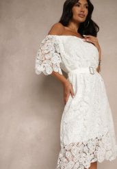 Biała Sukienka z Bawełną z Paskiem z Klamrą Perełkami i Cyrkoniami Neralisse. Białe sukienki damskie Renee, m, bez wzorów, z bawełny, eleganckie, bez kołnierzyka, bez ramiączek, midi, kopertowe. W wyprzedaży za 62.99 zł.