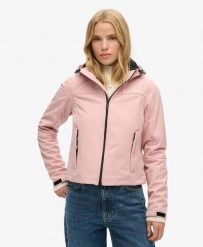 Superdry Kurtka Soft Shell Trekker z kapturem, krótki krój – Vintage Blush Pink. Czerwone kurtki damskie Superdry., bez wzorów, z elastanu, z kapturem. Za 378.85 zł.