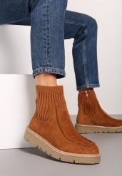 Brązowe Ekozamszowe Botki z Prążkowaną Dopasowaną Cholewką na Niskim Koturnie Manzina. Brązowe botki damskie Renee, z jeansu, eleganckie, bez obcasa, na koturnie, bez zapięcia. Za 159.99 zł.