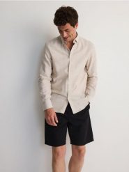 Bawełniana koszula regular fit - beżowy. Brązowe koszule męskie Reserved, l, bez wzorów, z bawełny, bez kołnierzyka, bez ramiączek. Za 119.99 zł.