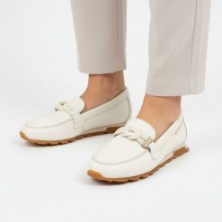 Półbuty damskie Hispanitas, ze skóry naturalnej z wsuwanym krojem oraz zaokrąglonym noskiem, białe, HV264662 Bolero-V26 Panna. Białe półbuty damskie Hispanitas, bez wzorów, ze skóry, bez obcasa. Za 619.00 zł.