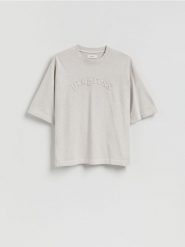 T-shirt boxy z naszywką - złamana biel. T-shirty męskie Reserved, l, z aplikacjami, z bawełny, bez kołnierzyka. Za 79.99 zł.