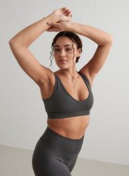 Damski biustonosz sportowy, lekkie wsparcie Shape Seamless Deep Cut ciemnoszary. Szare biustonosze sportowe damskie Aim'n, bez wzorów, z dzianiny. Za 169.00 zł.