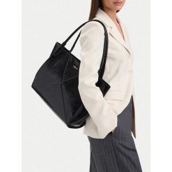 Torebka MEXX. Czarne torebki klasyczne damskie Mexx, bez wzorów, bez dodatków. Za 229.99 zł.