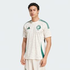Koszulka Saudi Arabia 24 Away. Białe t-shirty sportowe męskie Adidas, m, z materiału, bez ramiączek, do piłki nożnej. Za 449.00 zł.
