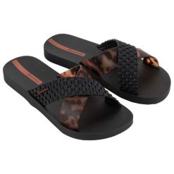 Klapki Ipanema Sense Slide 27214 BC402 czarne panterka. Czarne klapki damskie bez wzorów, z materiału, bez obcasa. Za 166.86 zł.