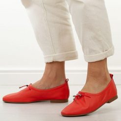 Pomarańczowe skórzane półbuty damskie T.Sokolski w26-236. Brązowe półbuty damskie Sokolski, bez wzorów, z jeansu, casualowe, bez obcasa. W wyprzedaży za 251.10 zł.