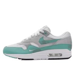 Buty do chodzenia dla dorosłych Air Max 1 .SWOOSH Low Poly Adventure. Szare buty sportowe na co dzień damskie Nike, bez wzorów, z materiału, trekkingowe, nike air max. Za 1,826.90 zł.