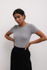 Dopasowany top z krótkim rękawem w kolorze CLASSIC GREY interlock - UNITY-L. Szare topy damskie Marsala, l, bez wzorów, z bawełny, bez kołnierzyka. W wyprzedaży za 84.95 zł.