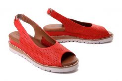 ARTIKER RELAKS 52C0825 czerwony, sandały damskie. Czerwone sandały damskie Artiker Relaks, bez wzorów, ze skóry, bez obcasa, na koturnie. Za 167.94 zł.