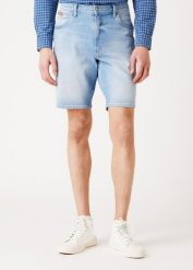 MĘSKIE SZORTY JEANSOWE WRANGLER TEXAS SHORTS CLEAR BLUE W11CZH280 112126021. Niebieskie szorty męskie Wrangler, z jeansu, bez kołnierzyka. Za 149.99 zł.