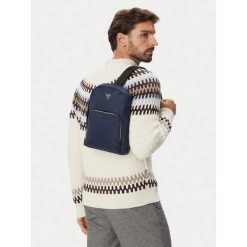 Plecak Guess. Niebieskie plecaki męskie Guess, z aplikacjami. Za 364.99 zł.