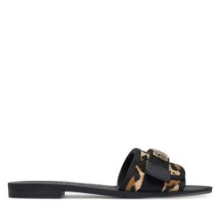 Klapki Guess. Czarne klapki damskie Guess, z aplikacjami, bez obcasa. Za 182.99 zł.