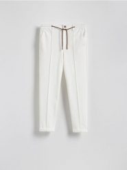 Spodnie chino slim - złamana biel. Spodnie materiałowe męskie Reserved, bez wzorów, z bawełny. W wyprzedaży za 99.99 zł.