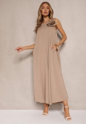 Ciemnobeżowy Kombinezon z Wiskozą Ozdobiona Kwiatem Broszką 3D Solio. Brązowe broszki damskie Renee, bez wzorów, z wiskozy, eleganckie, bez kołnierzyka, bez ramiączek, długie. Za 99.99 zł.