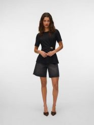 Vero Moda Bluzka w kolorze czarnym rozmiar: M. Czarne bluzki damskie Vero Moda, m, z aplikacjami, bez kołnierzyka, bez ramiączek. Za 111.45 zł.