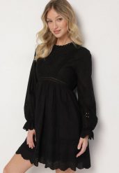 Czarna Sukienka Boho o Rozkloszowanym Kroju z Haftowanymi Zdobieniami Ifflina. Czarne sukienki damskie Born2be, na co dzień, l, z aplikacjami, z materiału, boho, bez kołnierzyka, bez ramiączek, mini, rozkloszowane. W wyprzedaży za 119.99 zł.