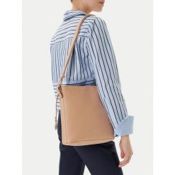 Torebka Lasocki. Brązowe listonoszki damskie Lasocki, bez wzorów, bez dodatków. Za 169.99 zł.