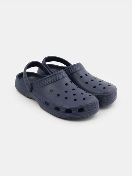 Klapki piankowe z paskiem na piętę - granatowy. Niebieskie klapki i japonki męskie Sinsay. Za 25.99 zł.