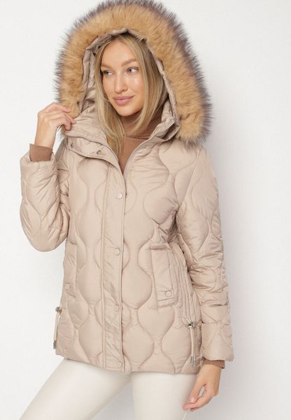 Ciemnobeżowa Pikowana Kurtka o Pudełkowym Kroju z Odpinanym Kapturem z Futrem Lilssia. Brązowe kurtki damskie Born2be, l, bez wzorów, z dzianiny. Za 179.99 zł.