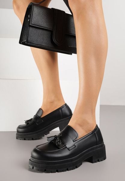 Czarne Mokasyny na Platformie Ozdobione Frędzlami Sewrisa. Czarne mokasyny damskie Renee, z jeansu. Za 59.99 zł.